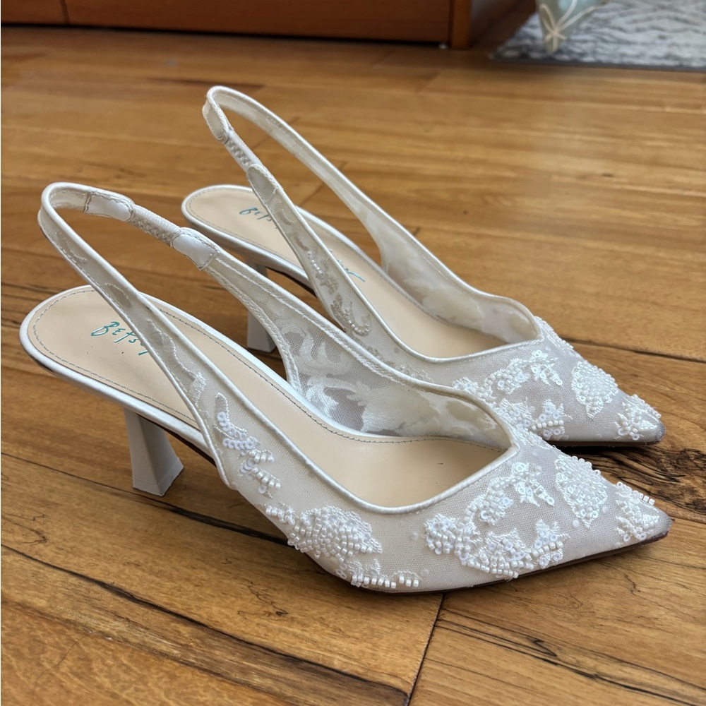 Betsey Johnson Ivory embroidered Nikki Heels size 6.5 - Picture 3 of 6